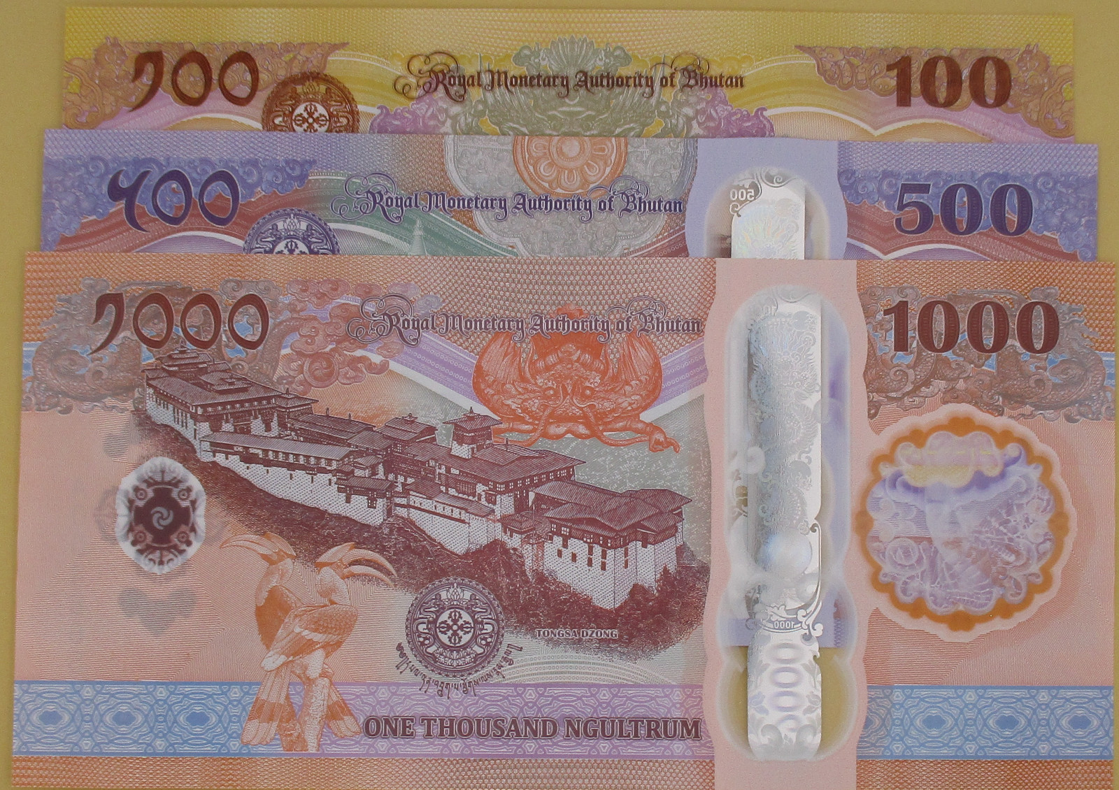 Zdjęcie do Jigme Singye Wangchuk zetaw 3 banknotów 100 500 1000 ngultrum