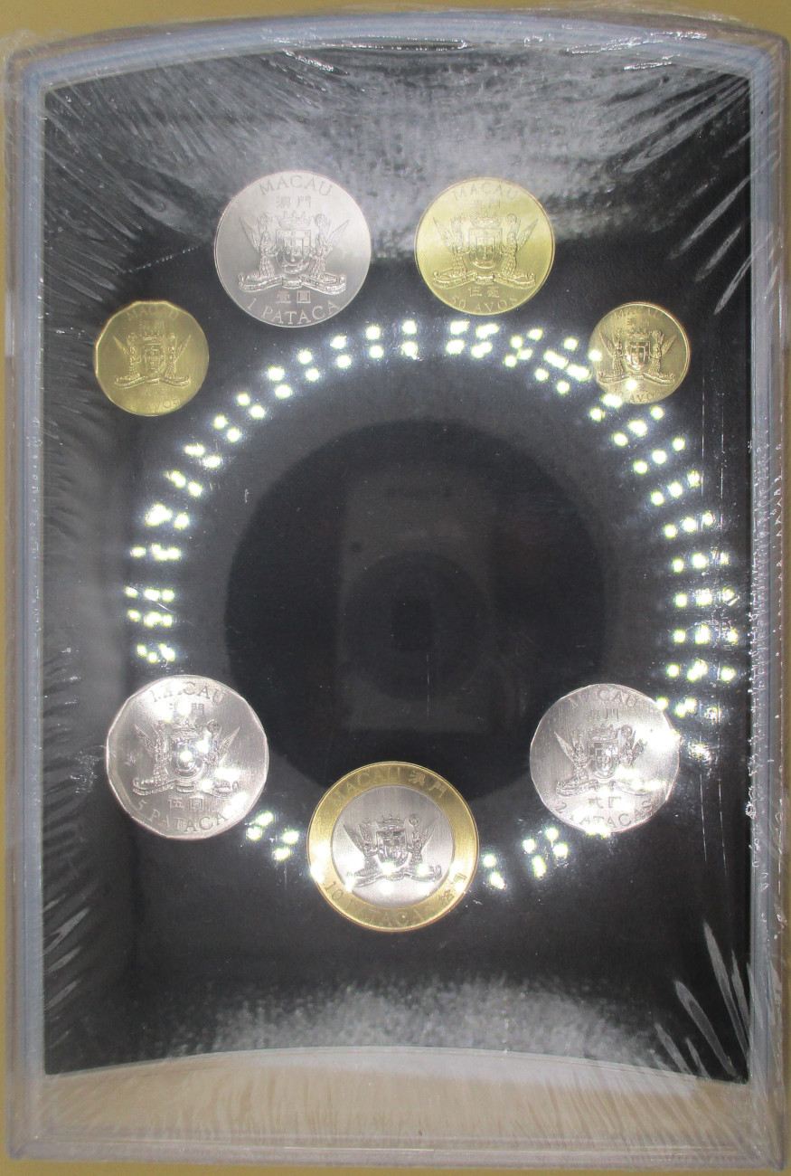 Zdjęcie do Zestaw 7 monet Powrót Makau do Chin w holderze